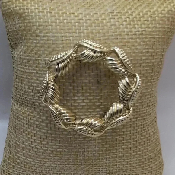 CORO brooch feather wreath GoldTone excellent used condition - Picture 3 of 4